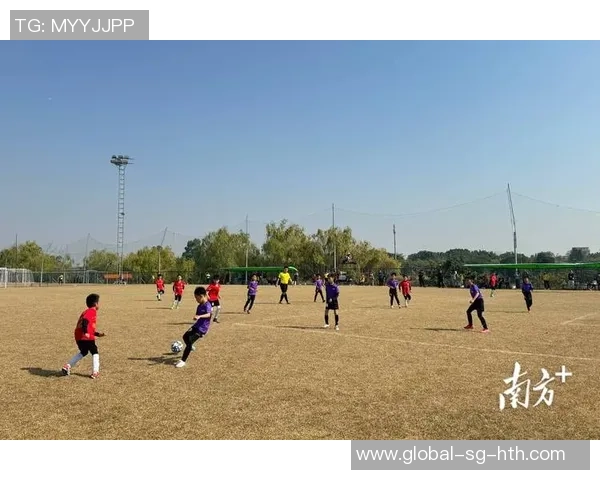 寒风中的绿茵场足球场冬天的温暖与激情交织的瞬间 寒风中的绿茵场足球场冬天的温暖与激情交织的瞬间